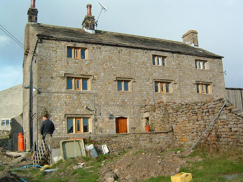 ABk64- Deepdale Head.Home of Thomas and Mary Cockshott.Despite the wall it is one building.jpg - Deepdale Head.Home of Thomas and Mary Cockshott.Despite the wall it is one building